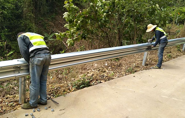 西双版纳高速公路护栏的定期维护与保养