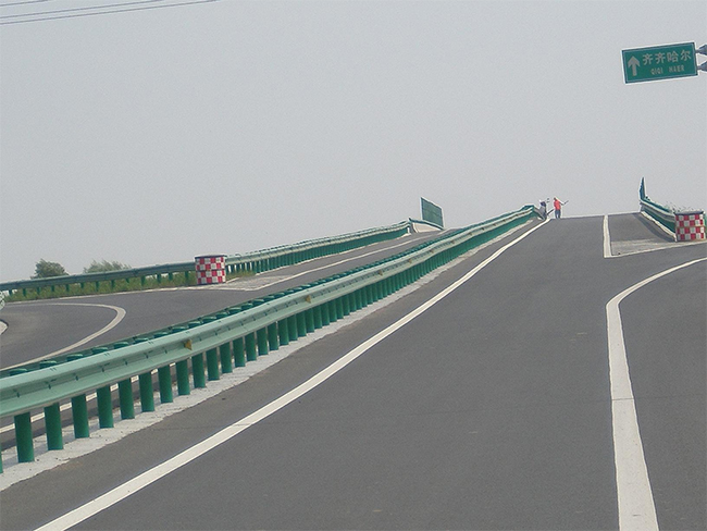 西双版纳高速公路护栏的材质与规格